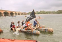 Come fare una zattera di bottiglie di plastica